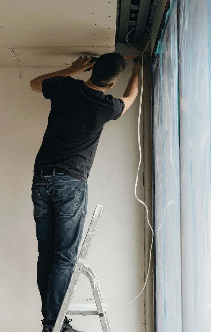 Electricista profesional trabajando en instalacion electrica