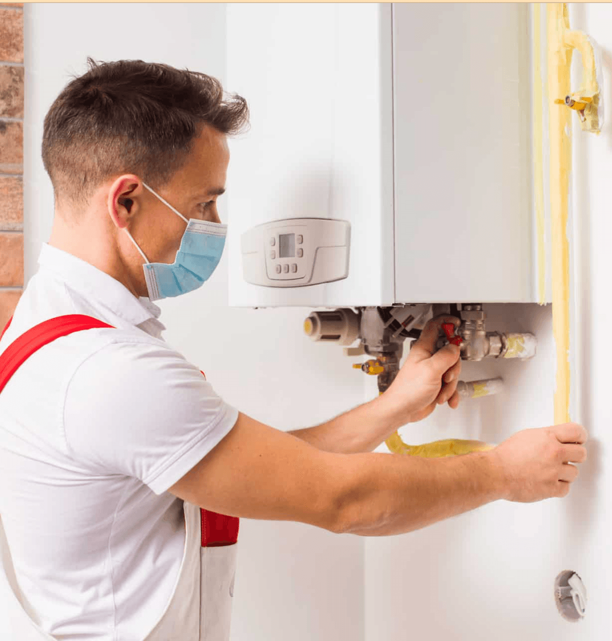 Fontanero profesional reparando caldera y tuberias